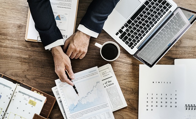 energetisches Büro mit Laptop und Notizen